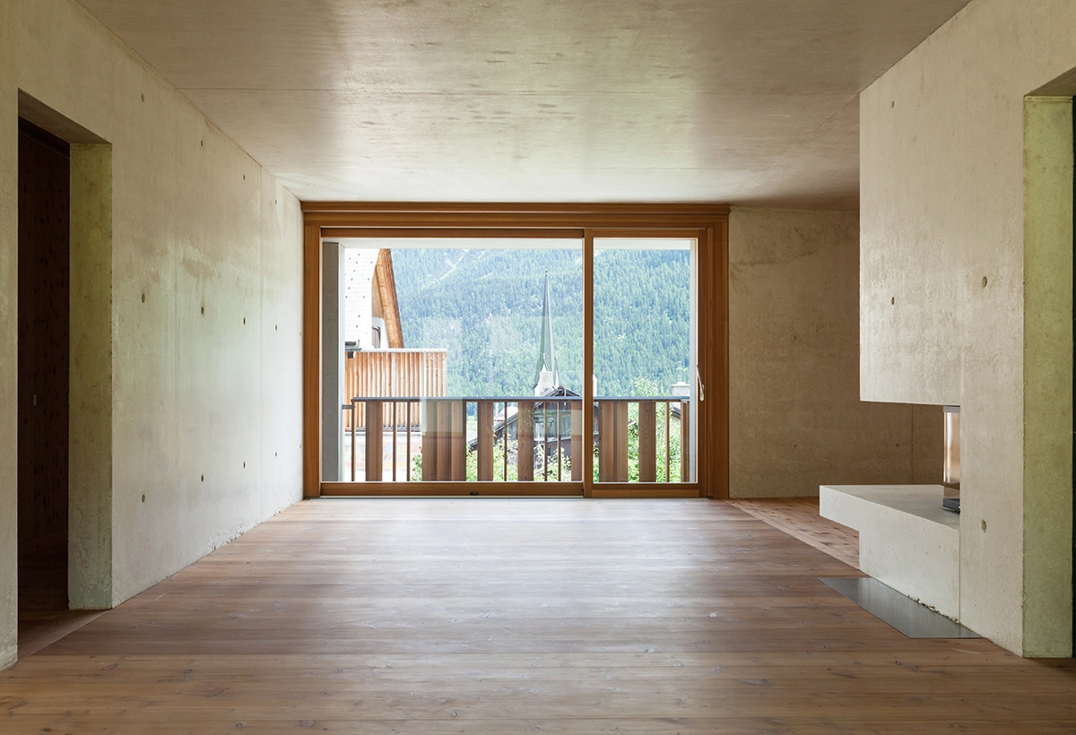 Finestra in legno alluminio installata in salotto